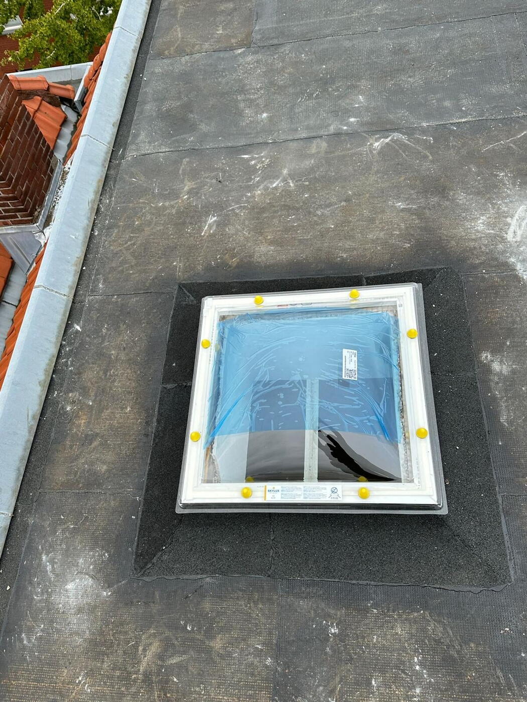 Nieuw dakraam met gootstuk waterdicht aangesloten op de dakpannen