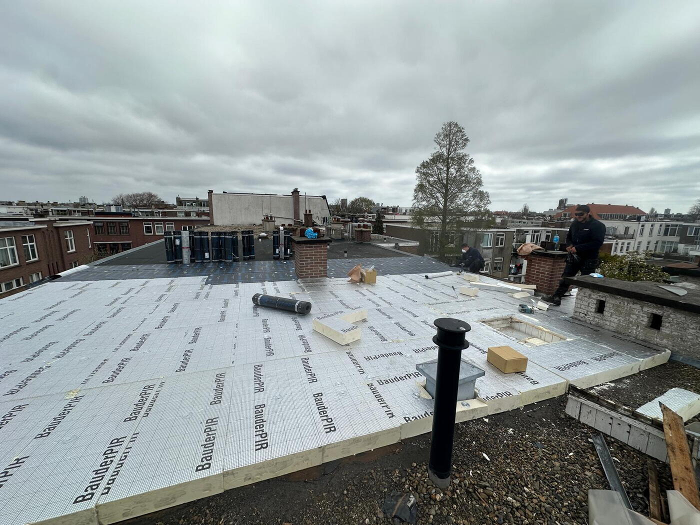 Plat dak geisoleerd met PIR-platen en opnieuw bedekt met bitumen