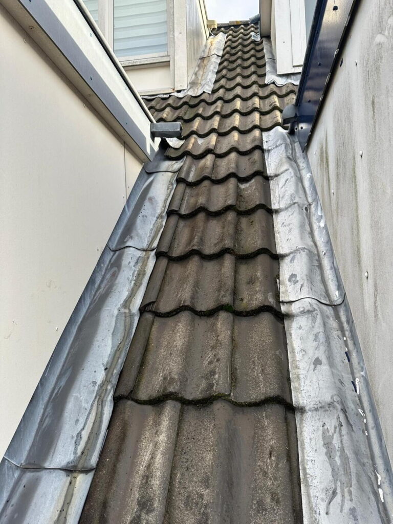 Loodwerk bij een muuraansluiting door ETT DakGroep