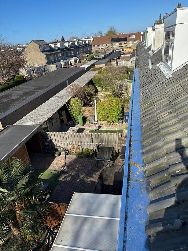 Bakgoot achter de dakvoet opnieuw bekleed en waterdicht afgewerkt