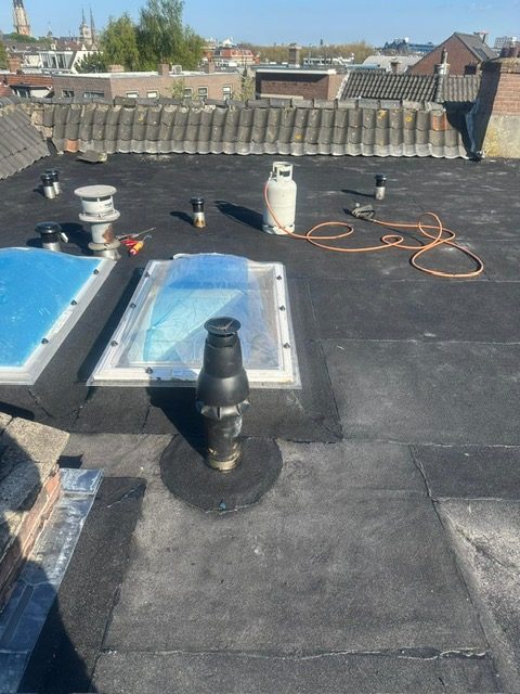 Nieuwe lichtkoepel geplaatst op de opstand, met brander en gasfles op het dak