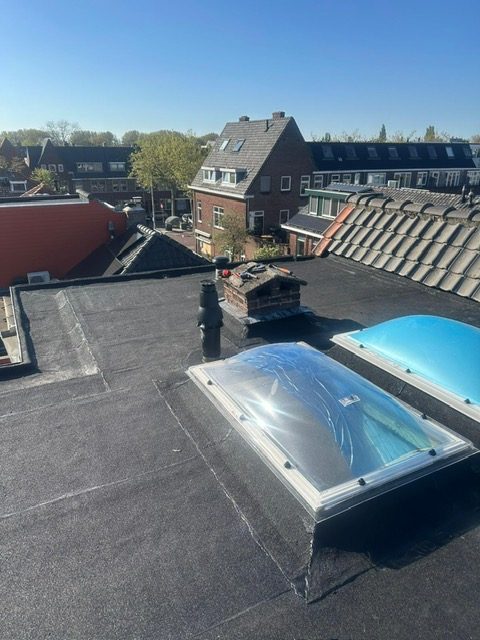 Lichtkoepels rondom waterdicht ingewerkt in de nieuwe bitumen dakbedekking