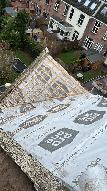 Nieuw onderdak aangebracht over de spanten met de panlatten erop