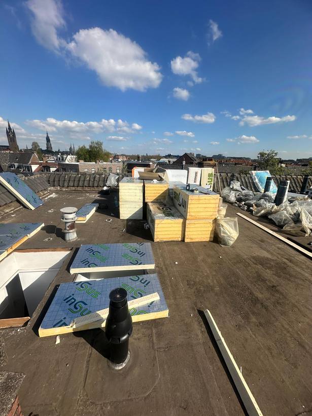 Opgeleverd plat dak met afschot richting de dakafvoer