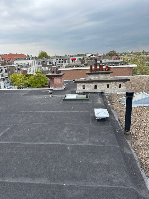 Het afgewerkte dakvlak met nieuwe bitumen in twee lagen en ingewerkte koepels