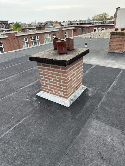 Schoorsteen opnieuw ingewerkt met een nieuwe loodslab op de nieuwe bitumen